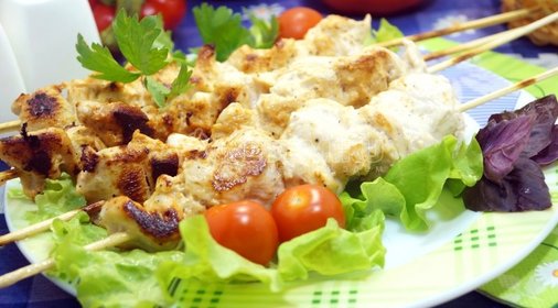 Салат овощной с яблоками и сельдью