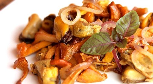 Грибной салат с грецкими орехами