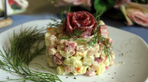 Салат с копченой колбасой, фасолью и картофелем