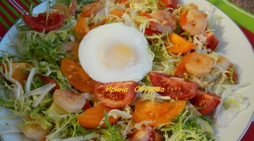 Салат с креветками и яйцом пашот
