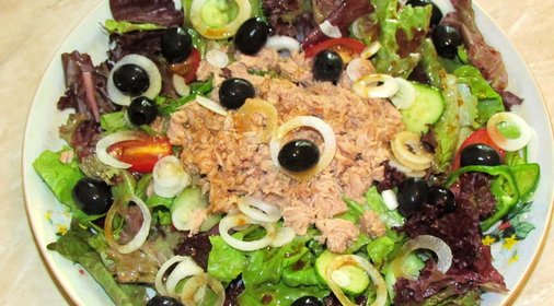 Пикантный салат с тунцом, перцем и помидорами