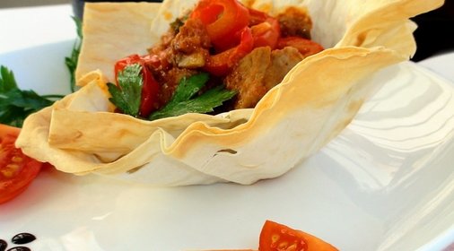 Свинина с шампиньонами и овощами в хрустящей корзинке под сладко-острым соусом