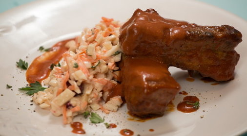 Свиные ребра барбекю с салатом «Коул слоу»