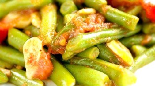 Зеленая фасоль с вялеными томатами и чесноком