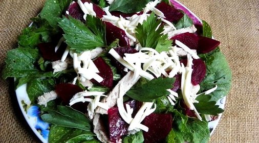 Салат из рукколы со свеклой