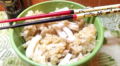 Рис с кальмаром и соевым соусом