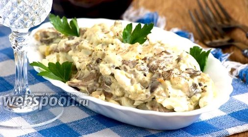 Салат с кальмарами, грибами и луком