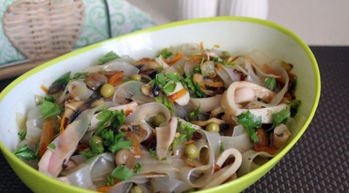 Теплый салат с крахмальной лапшой, кальмарами и шампиньонами