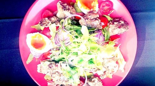 Теплый салат с куриной печенью и рукколой