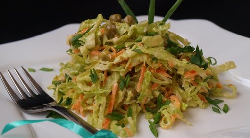 Салат из савойской капусты с горошком и морковью