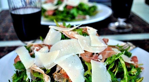 Салат из рукколы, пармезана и пармской ветчины