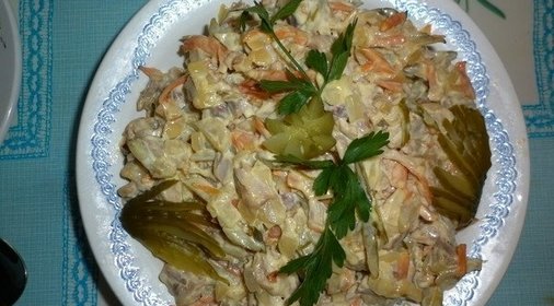 Салат с колбасой и овощами