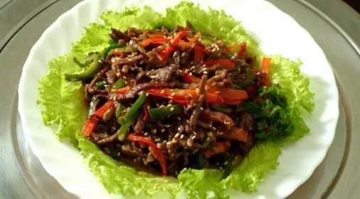Салат из баранины с базиликом и кунжутом