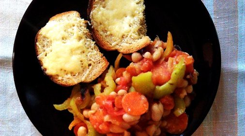 Теплый салат с белой фасолью