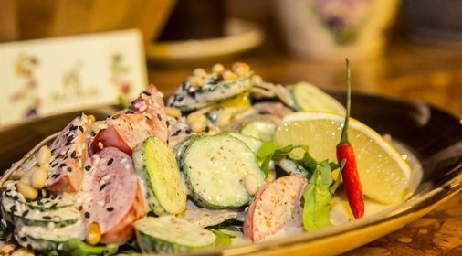 Салат с языком и ореховым соусом