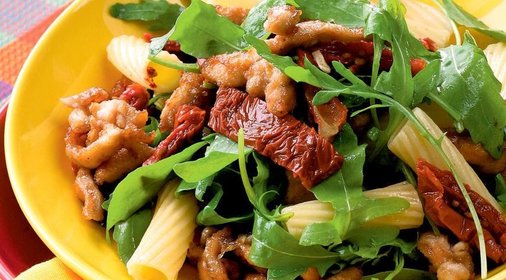 Салат с курицей, жаренной в корочке из прованских трав