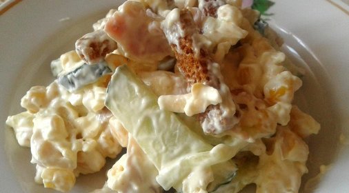 Салат с копченой курицей и сухариками