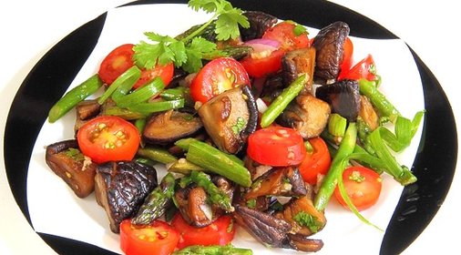 Салат с помидорами и грибами