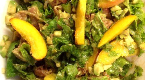 Салат с хамоном и персиком