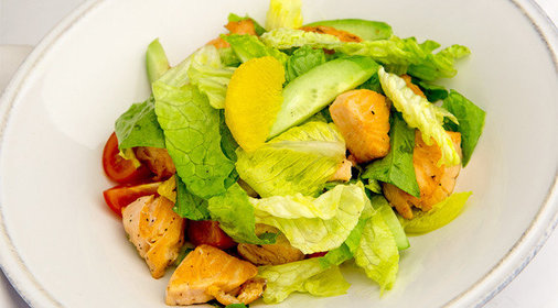 Теплый салат с лососем и мякотью апельсина