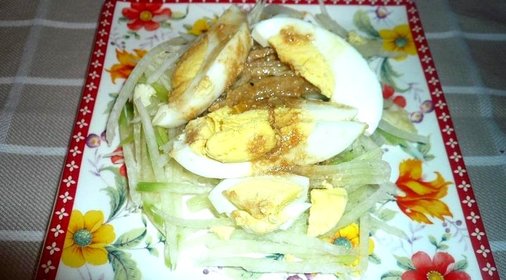 Салат из зеленой редьки и яиц