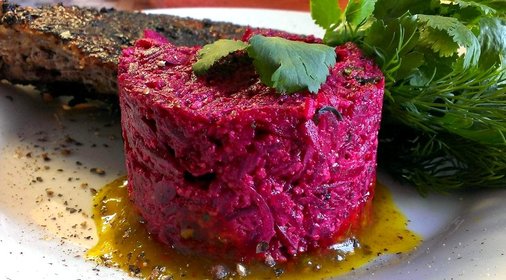 Грузинский салат из отварной свеклы с грецкими орехами и специями (Пхали из свеклы)