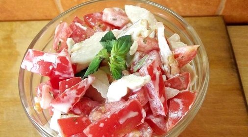 Мясной салат с помидорами