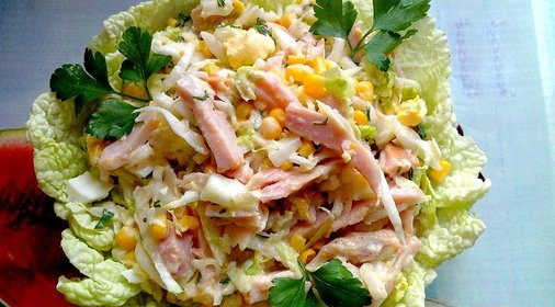 Салат с копченой курицей и кукурузой