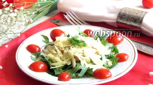 Салат с рукколой, куриным филе и пармезаном