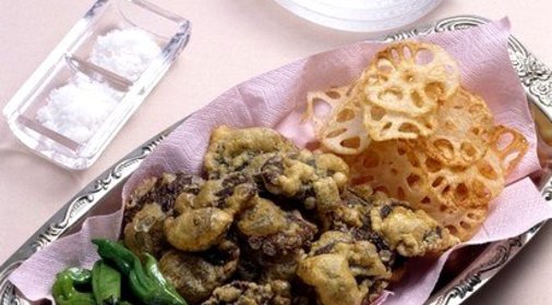 Золотистые грибы в кляре с зеленым луком