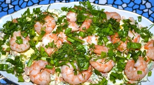Салат с креветками и красной рыбой