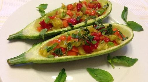Кабачок, фаршированный овощами