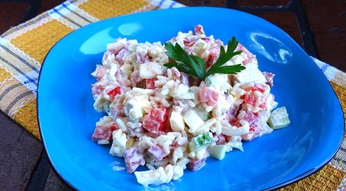Салат с рисом и колбасой