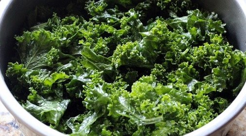 Простой салат с капустой кале