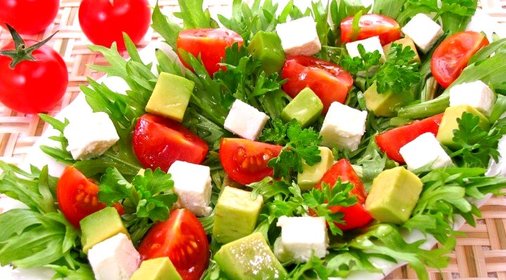 Салат с авокадо, помидорами и фетой