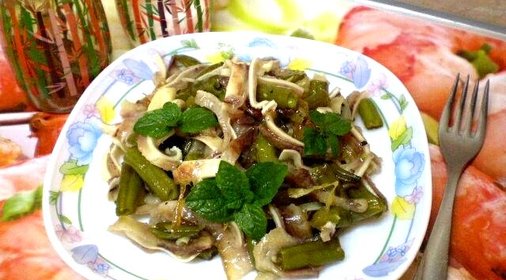 Салат со свиными ушками