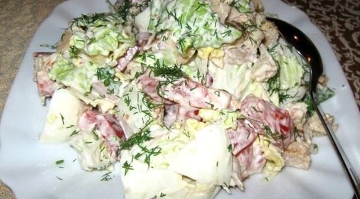 Салат с пекинской капустой, курицей и сухариками