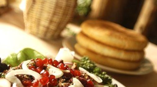 Салат из мяса с луком и зернами граната