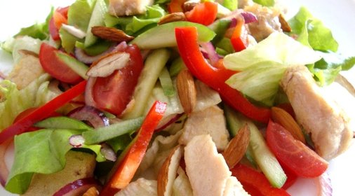 Салат с курицей и кунжутом