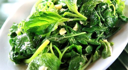 Салат с оливковым маслом, чесноком и лимоном