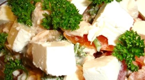 Салат с брынзой и курицей