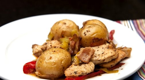 Запеченное куриное филе с картошкой