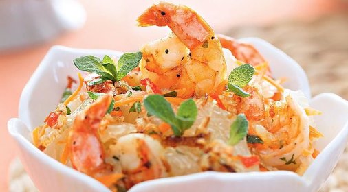 Салат из помело с морковью и креветками
