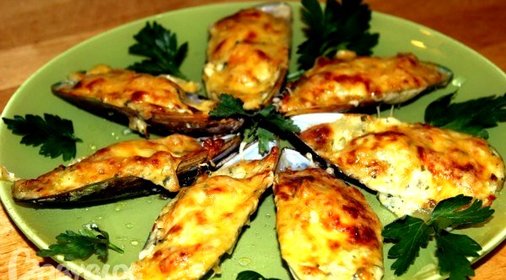 Мидии в ракушках, запеченные с сыром