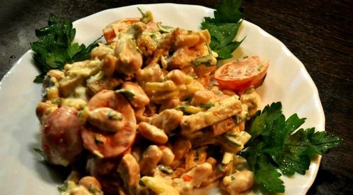 Салат с фасолью и сухариками