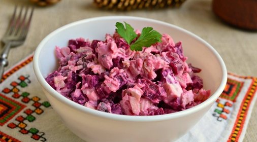 Салат со свеклой, курицей и орехами