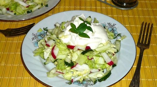 Капустный салат с редиской и огурцом