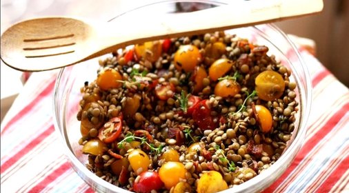 Салат из чечевицы с помидорами
