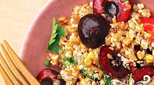 Салат с булгуром и черешней