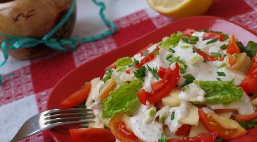 Салат с яблоками и помидорами со сметанной заправкой